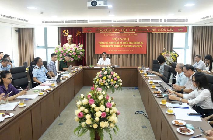 Phó Trưởng ban Tuyên giáo Thành ủy Đào Xuân Dũng chủ trì hội nghị. Ảnh: Phạm Hùng