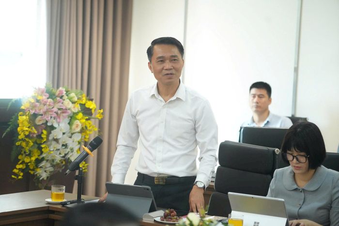 Trưởng ban Thi đua - Khen thưởng thành phố (Sở Nội vụ thành phố) Nguyễn Công Bằng thông tin tại hội nghị. Ảnh: Phạm Hùng