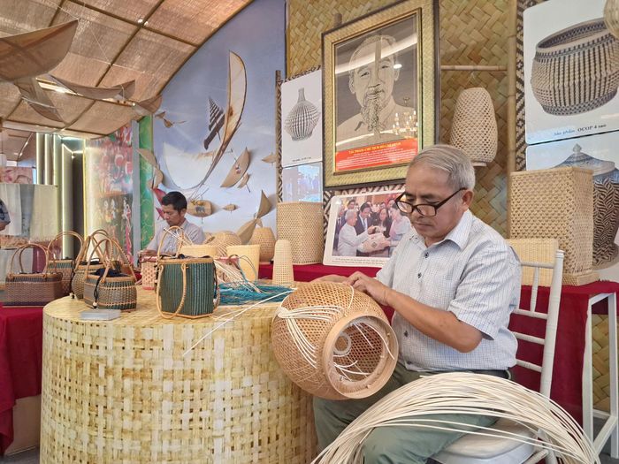 Nghệ nhân Nhân dân Nguyễn Văn Tĩnh (xã Phú Nghĩa) thao tác các sản phẩm mây tre đan. Ảnh: NM