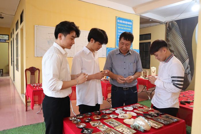 Các sản phẩm OCOP được chế tác từ chất liệu sừng, vỏ trai ốc ở nhiều làng nghề Hà Nội phải nhập nguyên liệu từ các tỉnh thành phố trên cả nước thậm chí là nhập khẩu từ nước ngoài. Ảnh: NM