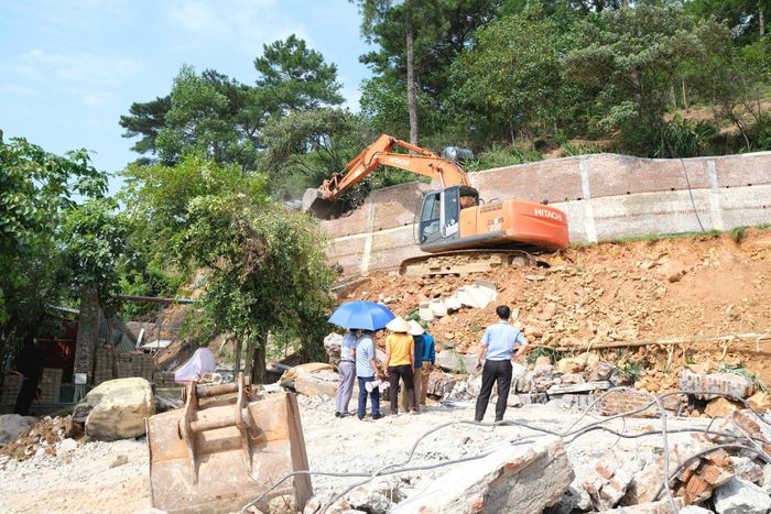 Cưỡng chế phá dỡ công trình vi phạm trật tự xây dựng trên đất rừng tại thôn Thái Vụ xã Kim Anh ngày 4-9-2026. Ảnh: Sỹ Hào