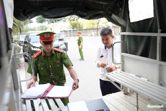 Lực lượng chức năng lập biên bản xử phạt các trường hợp vi phạm. Ảnh: Ngọc Tú
