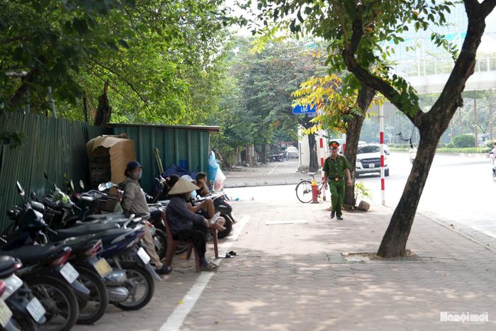 Theo ghi nhận, trong chiều ngày 1-10, tình trạng lấn chiếm vỉa hè làm nơi dừng đỗ phương tiện đã được xử lý. Ảnh: Ngọc Tú