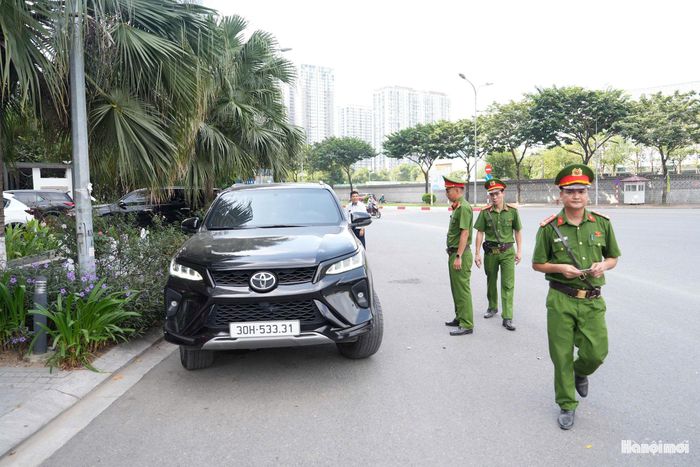 Công an phường Xuân Đỉnh kiểm tra, xử lý các trường hợp vi phạm. Ảnh: Ngọc Tú