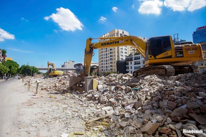 Ghi nhận của phóng viên cho thấy, phần lớn công trình trên dải đất giữa đường Vành đai 1 và đường La Thành đã được phá dỡ.