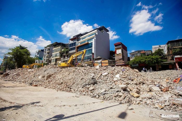 Theo quy hoạch, dự án có tổng diện tích khoảng 6.800m², gồm 3 ô quy hoạch. Các hạng mục chính gồm bãi đỗ xe, nhà để xe, trạm sạc, bể nước phòng cháy, chữa cháy ngầm, mái thu năng lượng, hệ thống cây xanh, vườn hoa và đường nội bộ, cùng các hạng mục khớp nối đồng bộ hạ tầng kỹ thuật, kiến trúc cảnh quan.
