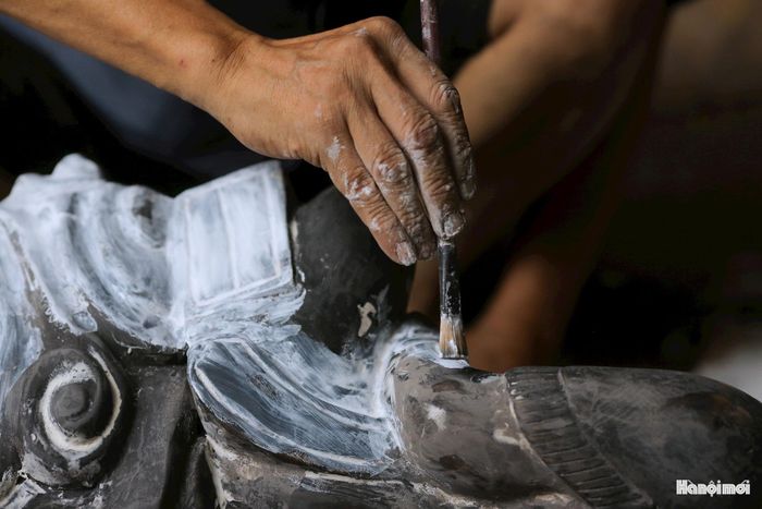 Bí quyết cốt lõi làm nên thương hiệu Sơn Đồng chính là kỹ thuật sử dụng sơn ta truyền thống. Trải qua hàng chục công đoạn phức tạp như sơn bó, sơn kẹp, đắp sơn, mài miết nhiều lần, lớp cốt gỗ được bảo vệ vững chắc trước thời tiết. Khác với sơn công nghiệp, sơn ta tạo nên độ sâu huyền ảo, bóng mịn và có độ bền bỉ cùng thời gian.