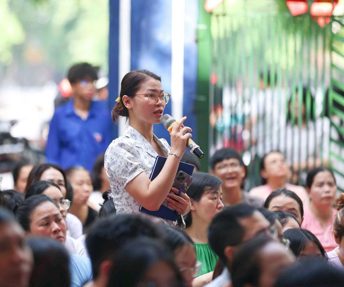 Phụ huynh chia sẻ trong chương trình tư vấn, định hướng lựa chọn tổ hợp môn vào lớp 10 tại Trường THPT Trần Nhân Tông, Hà Nội. Ảnh: Thanh Tùng