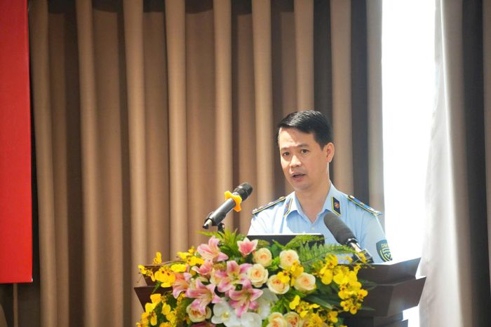 Phó Chi cục trưởng Chi cục Quản lý thị trường thành phố Kiều Đình Cảnh thông tin về công tác quản lý an toàn thực phẩm. Ảnh: Phạm Hùng