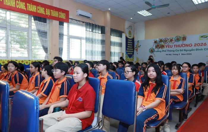 Ban Giám hiệu, các thầy, cô giáo cùng hơn 200 em học sinh Trường PTCS Nguyễn Đình Chiểu chăm chú theo dõi những câu chuyện lịch sử ý nghĩa tại tọa đàm. Ảnh: PV