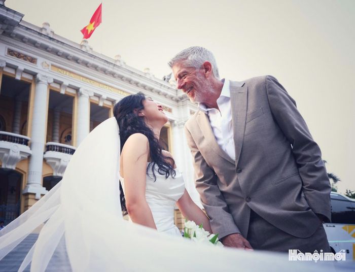 Khoảnh khắc thơ mộng của đôi lứa bên tuyệt tác kiến trúc giữa lòng Thủ đô.