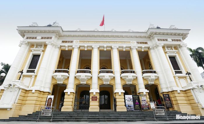 Mặt tiền Nhà hát Lớn gây ấn tượng với hệ thống cột, mái vòm và những chi tiết trang trí mang phong cách kiến trúc châu Âu cổ điển. Đây là không gian giao hòa giữa kiến trúc cổ điển và nhịp sống hiện đại, nơi người dân và du khách có thể cảm nhận rõ nét vẻ đẹp riêng của Hà Nội.
