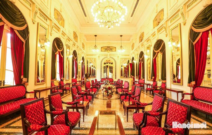 Từ những ô cửa, lan can đến các chi tiết phù điêu, nội thất Nhà hát Lớn cho thấy sự cầu kỳ trong tư duy thiết kế và kỹ thuật hoàn thiện của một công trình nghệ thuật đặc biệt.