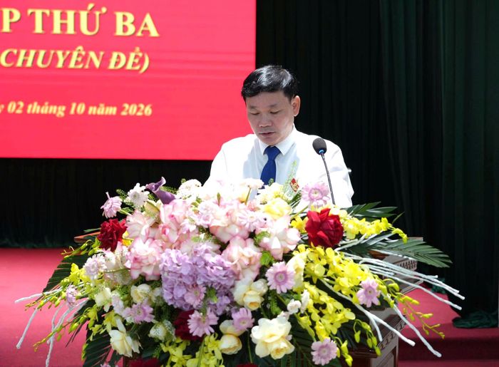 Bí thư Đảng ủy, Chủ tịch HĐND xã Nguyễn Tiến Toàn phát biểu tại kỳ họp. Ảnh: Đào Thắm