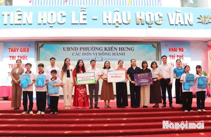 Trao học bổng và quà hỗ trợ học tập cho học sinh. Ảnh: Tuấn Điệp
