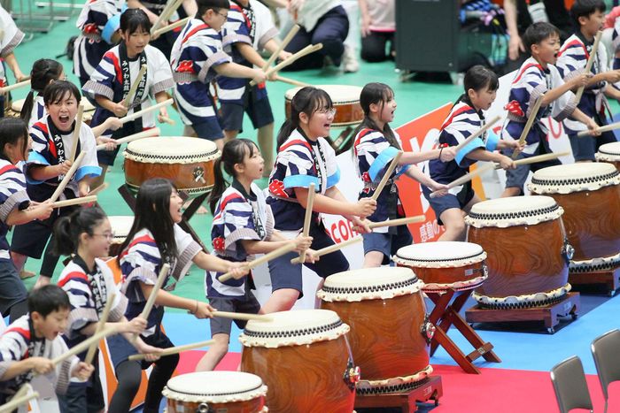 Nhà thi đấu Nishio Gymnasium chật kín khán giả cổ vũ cho trận chung kết. Ảnh: Bùi Lượng