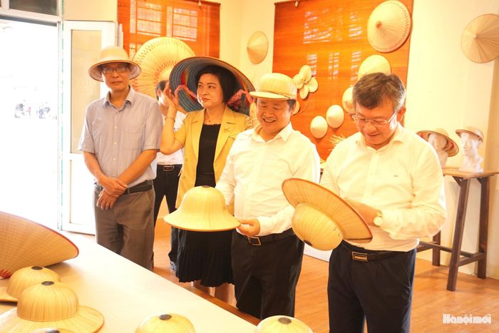 Đoàn công tác thăm phòng truyền thống làng nghề nón lá Tri Lễ. Ảnh: Lê Dung