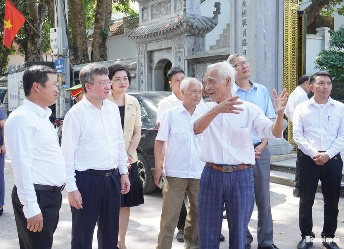 Đoàn công tác thăm cổng làng, cầu Ước Lễ. Ảnh: Lê Dung