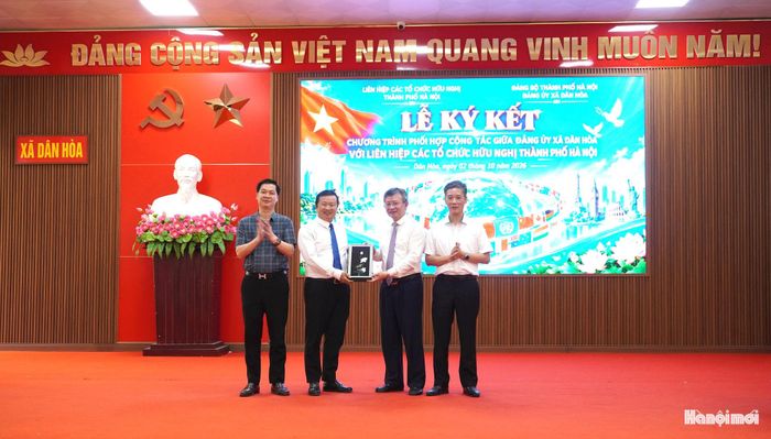 Hai bên trao những món quà lưu niệm. Ảnh: Lê Dung