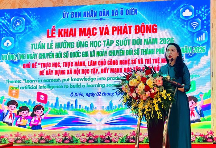 Phó Chủ tịch UBND xã Ô Diên Bùi Thị Thu Hằng phát biểu khai mạc và phát động Tuần lễ hưởng ứng học tập suốt đời năm 2026. Ảnh: Ánh Bình