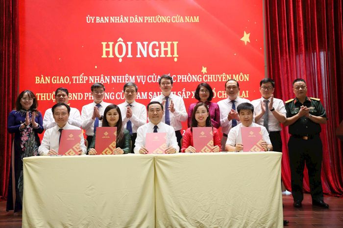 Đại diện các đơn vị bàn giao tài liệu, hồ sơ sau khi thành lập, tổ chức lại các phòng. Ảnh: PV