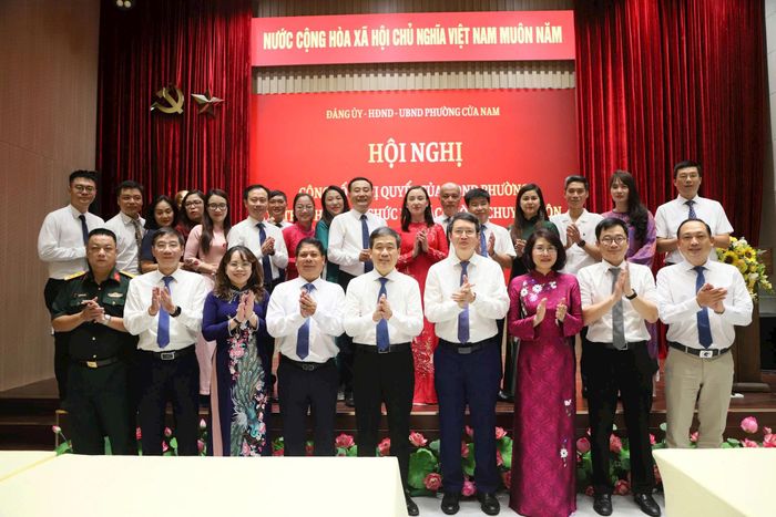 Ban Thường vụ Đảng ủy phường chúc mừng các đồng chí cán bộ được bổ nhiệm. Ảnh: PV
