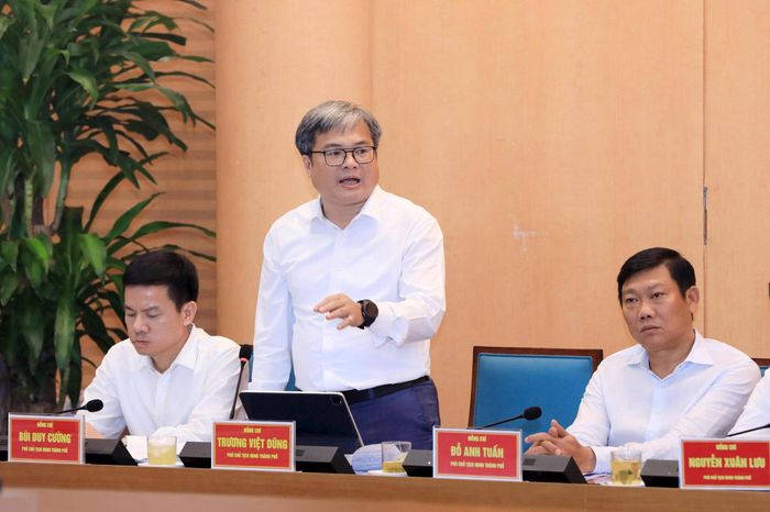 Phó Chủ tịch UBND thành phố Trương Việt Dũng phát biểu. Ảnh: Viết Thành