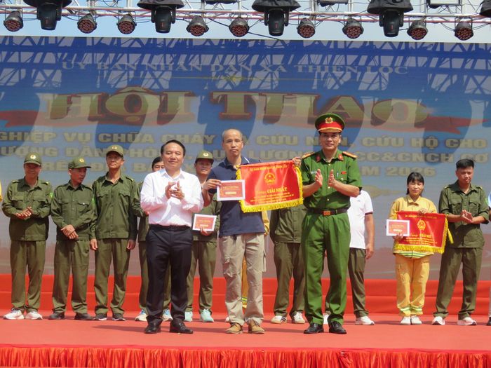 Ban tổ chức trao giải Nhất cho đội thi xuất sắc. Ảnh: PV