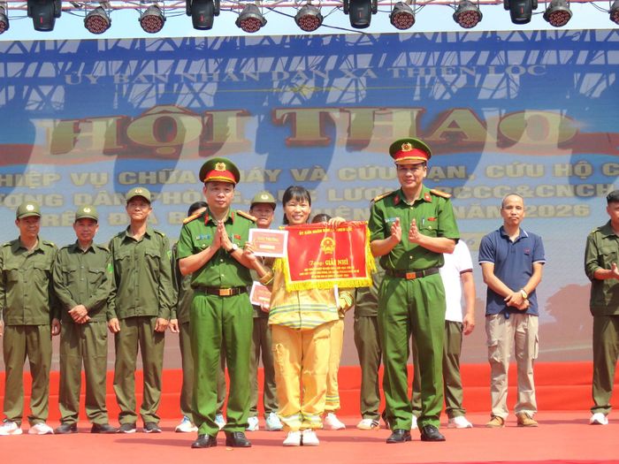 Ban tổ chức trao giải Nhì cho đội thi xuất sắc. Ảnh: PV