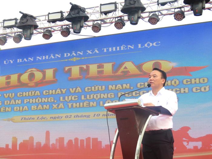 Phó Chủ tịch UBND xã Thiên Lộc Nguyễn Khắc Tuấn phát biểu khai mạc Hội thao. Ảnh: PV