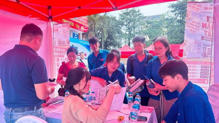 Hoạt động tư vấn, hướng nghiệp sôi nổi tại các gian hàng của Phiên giao dịch việc làm. Ảnh: Mai Hoa