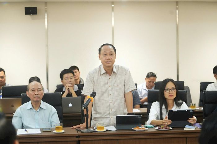 Phó Tổng Giám đốc EVN Hà Nội Nguyễn Anh Dũng trả lời các cơ quan báo chí tại hội nghị. Ảnh: Phạm Hùng