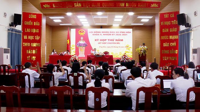 Các đại biểu biểu quyết thông qua dự thảo Nghị quyết. Ảnh: PV