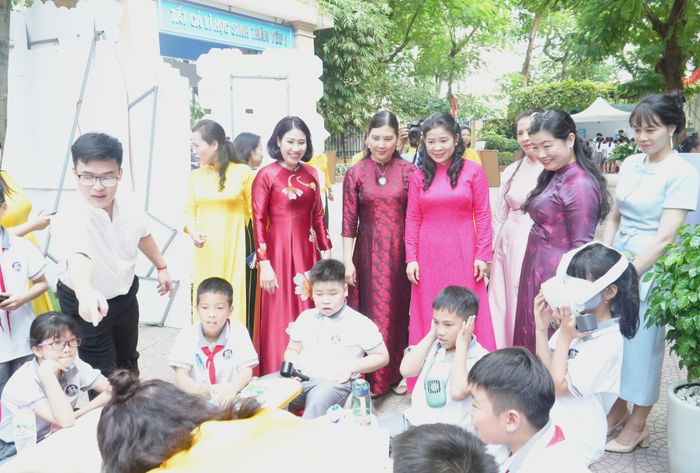 Lãnh đạo phường Thanh Xuân tìm hiểu các sản phẩm học tập, sáng tạo gắn với công nghệ số của học sinh Trường Tiểu học Nhân Chính. Ảnh: Tùng Lâm