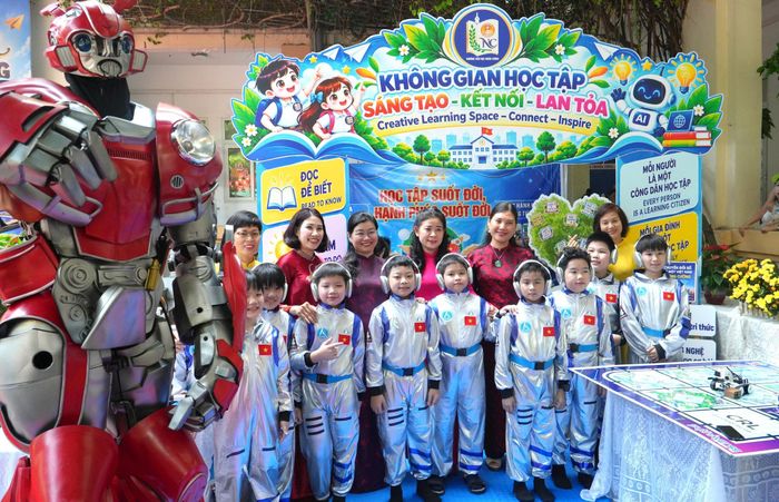 Lãnh đạo phường Thanh Xuân tham quan các hoạt động trải nghiệm của học sinh tại Lễ khai mạc Tuần lễ hưởng ứng học tập suốt đời năm 2026. Ảnh: Tùng Lâm