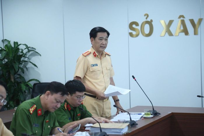 Đại tá Trần Đình Nghĩa phát biểu tại cuộc họp. Ảnh: Phạm Công