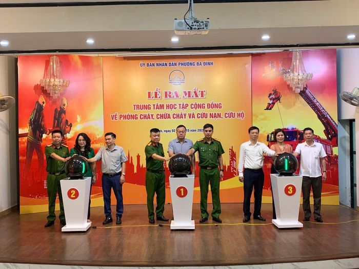 Các đại biểu nhấn nút khai trương Trung tâm giáo dục cộng đồng về PCCC và CNCH. Ảnh: PV
