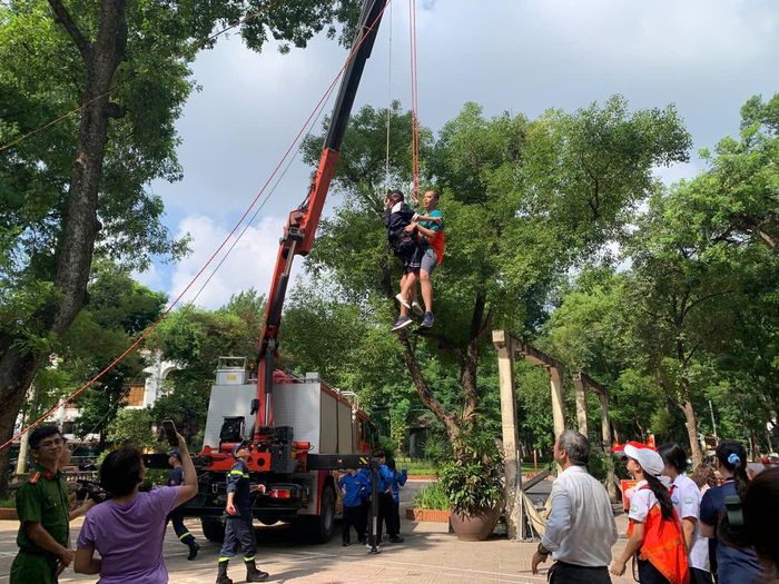 Mô tả hoạt động hỗ trợ người gặp nạn thoát khỏi khu vực nguy hiểm từ trên cao. Ảnh: PV