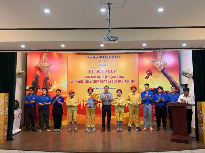 Bí thư Đảng ủy, Chủ tịch HĐND phường Ba Đình Phạm Quang Thanh (giữa), tại lễ ra mắt Đội PCCC và CNCH tình nguyện. Ảnh: PV