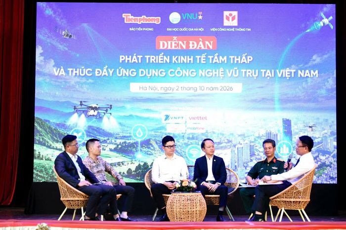 Các chuyên gia, nhà quản lý chia sẻ tại hội thảo “Phát triển kinh tế tầm thấp và ứng dụng công nghệ vũ trụ”. Ảnh: T.H