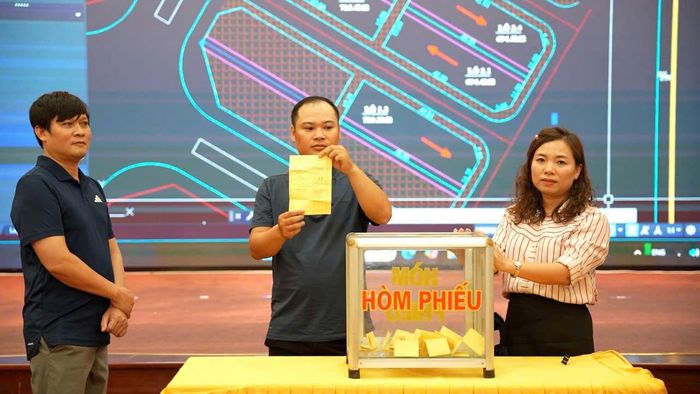 Bốc thăm đất tái định cư đối với các hộ gia đình, cá nhân có đất ở, nhà ở bị thu hồi, đủ điều kiện tái định cư khi thực hiện Dự án đường liên khu vực 1. Ảnh: HL