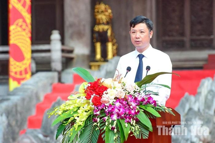Giám đốc Sở Văn hóa, Thể thao và Du lịch Lê Văn Trung, Trưởng ban Tổ chức Lễ hội Lam Kinh năm 2026 đọc diễn văn. Ảnh: Báo và PTTH Thanh Hóa