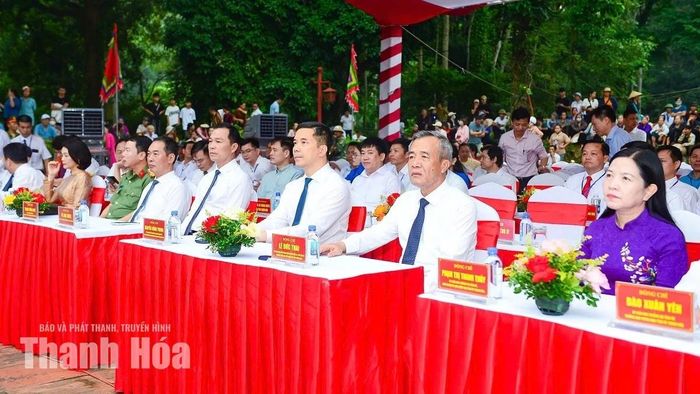 Các đồng chí lãnh đạo của tỉnh Thanh Hóa dự lễ khai mạc Lễ hội. Ảnh: Báo và PTTH Thanh Hóa 