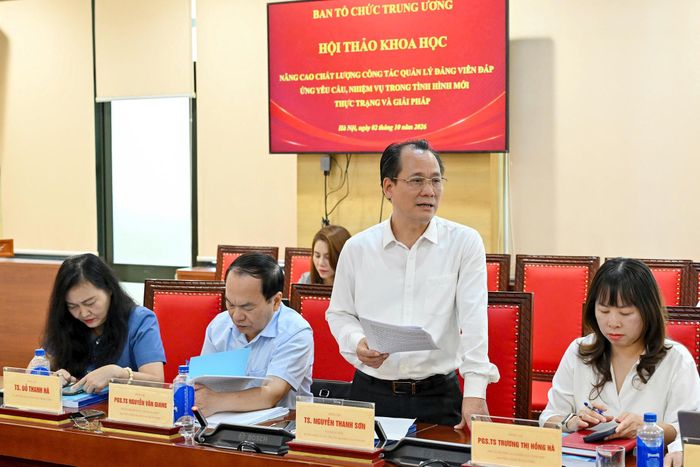 TS. Nguyễn Thanh Sơn, Bí thư Đảng ủy các trường Đại học, Cao đẳng Hà Nội tham luận tại hội thảo. Ảnh: PV