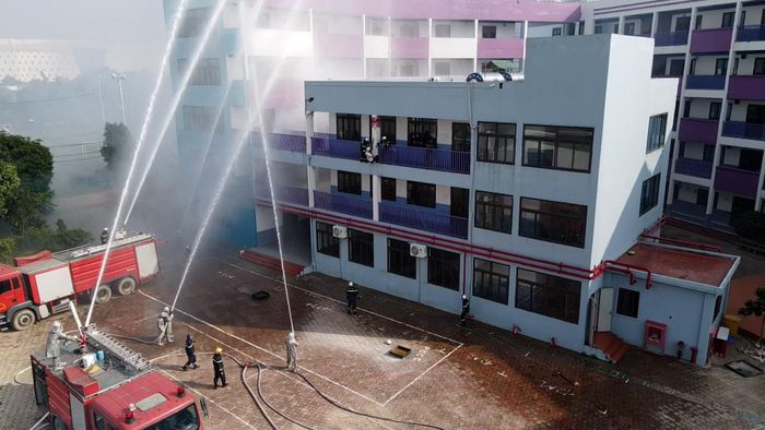 Triển khai phun nước dập lửa, khống chế đám cháy tại khu vực giả định. Ảnh: Đỗ Duẩn