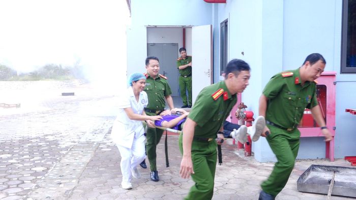 Khẩn trương cứu người bị nạn, đưa nạn nhân ra khỏi khu vực nguy hiểm. Ảnh: Đỗ Duẩn