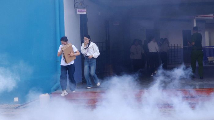 Học sinh, cán bộ, giáo viên nhanh chóng thoát nạn trong điều kiện nhiều khói. Ảnh: Đỗ Duẩn