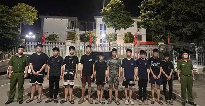 Nhóm thanh thiếu niên mang theo kiếm, đinh ba và nhiều hung khí tụ tập, xô xát tại Cụm công nghiệp Tiền Phong, Hà Nội. Ảnh: Công an Thường Tín