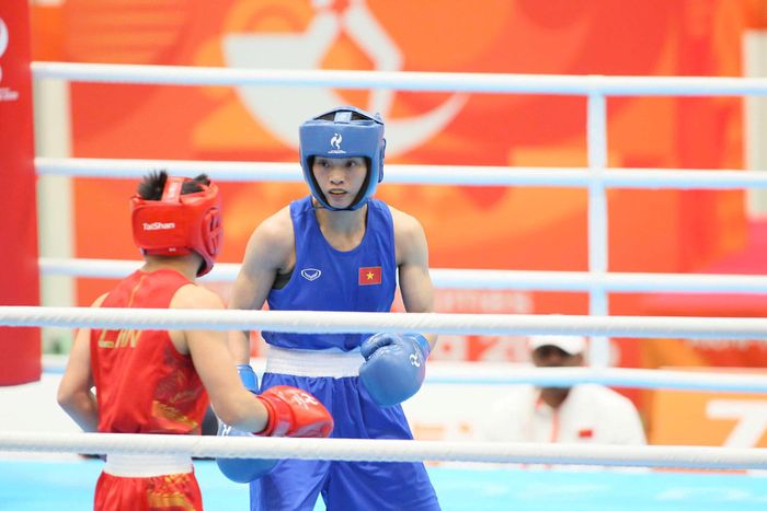 Nguyễn Thị Tâm (áo xanh) trong trận quyết đấu cùng nhà vô địch Olympic 2024 Wu Yu (Trung Quốc). Ảnh: Bùi Lượng