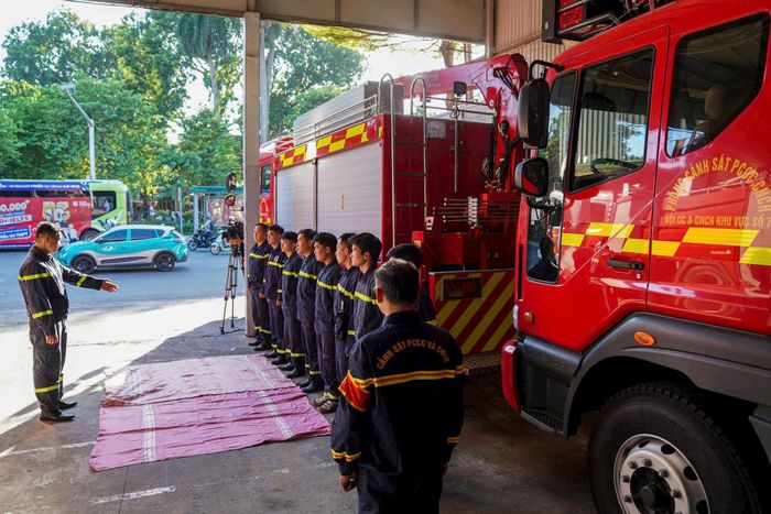 Đội Chữa cháy và CNCH khu vực số 7 hoạt động trong phố cổ tiêu biểu cho nét đẹp người lính cứu hoả Thủ đô. Ảnh: Bảo Hân